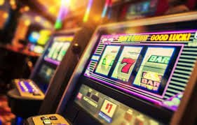Pilihan senjata dan power-up di game Tembak Ikan ZNT777 – meriam laser, bom area, jaring listrik untuk berburu bos ikan
