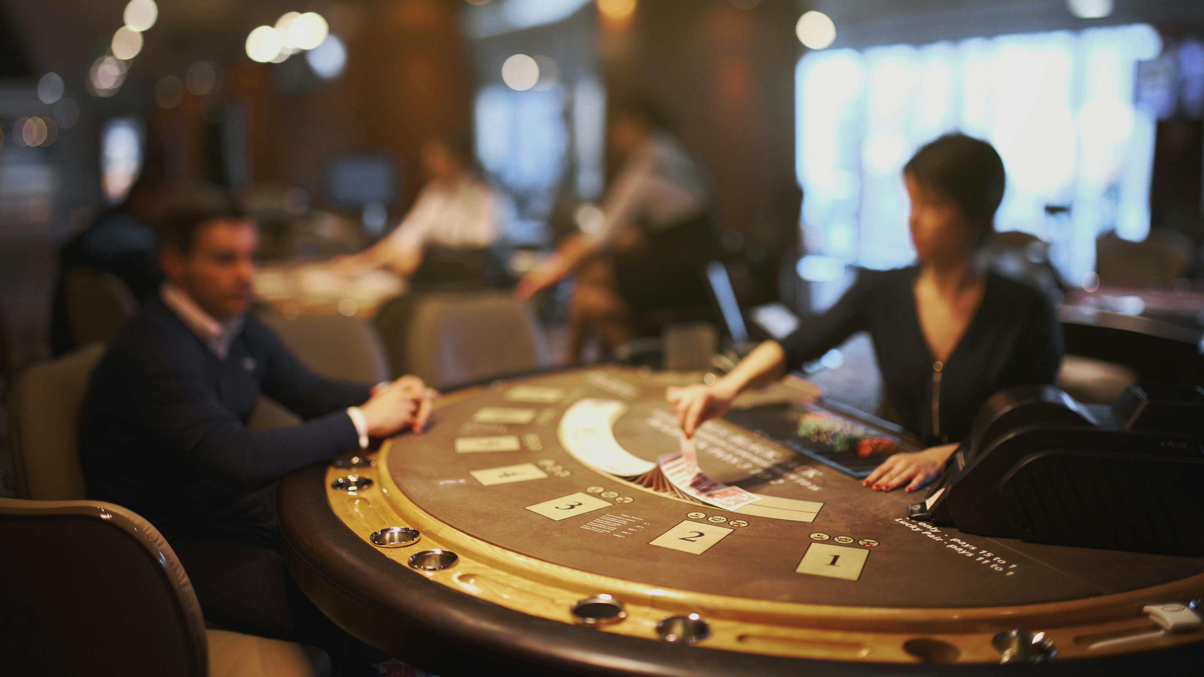Suasana meja kasino live ZNT777 dengan dealer profesional dan tampilan elegan